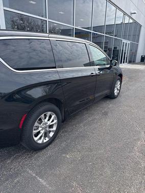 Brilliant Black Crystal Pearlcoat 2023 Chrysler Pacifica Touring L