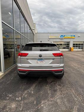 Silver Metallic 2020 Volkswagen Atlas Cross Sport 2.0T SEL