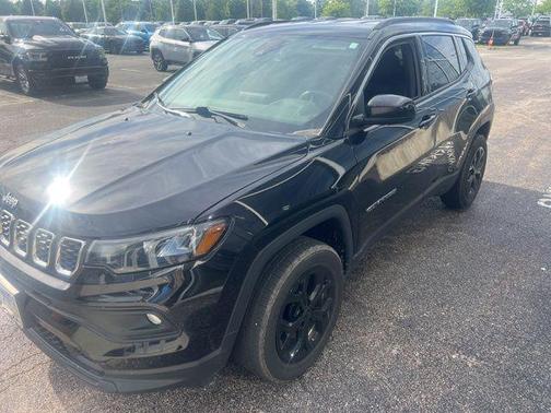 Diamond Black Crystal Pearlcoat 2025 Jeep Compass Latitude