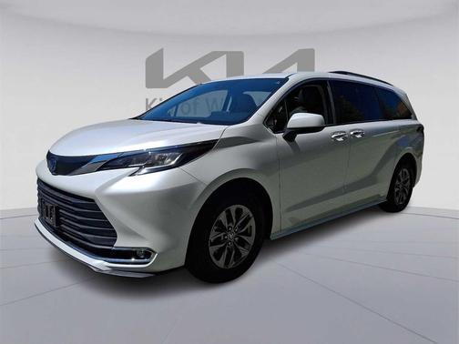 Wind Chill Pearl 2023 Toyota Sienna XLE