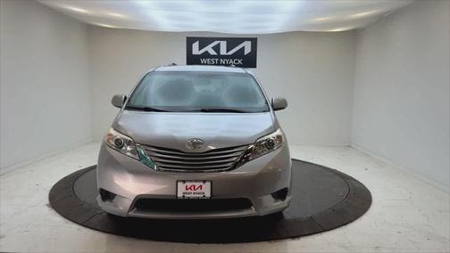 2017 Toyota Sienna LE