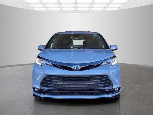 2025 Toyota Sienna Woodland Edition