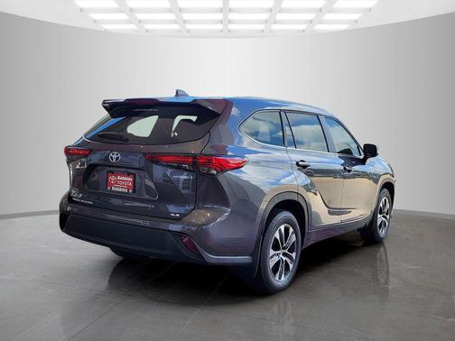 Magnetic Gray Metallic 2023 Toyota Highlander Hybrid XLE