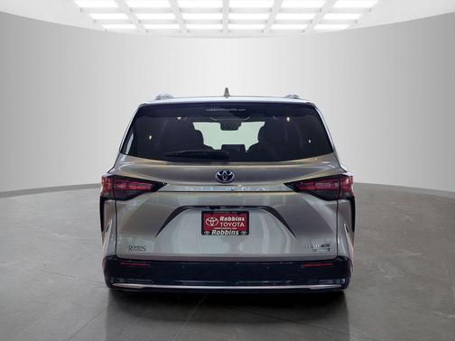 Celestial Silver Metallic 2022 Toyota Sienna Platinum