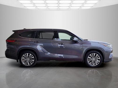 Magnetic Gray Metallic 2022 Toyota Highlander Hybrid Platinum