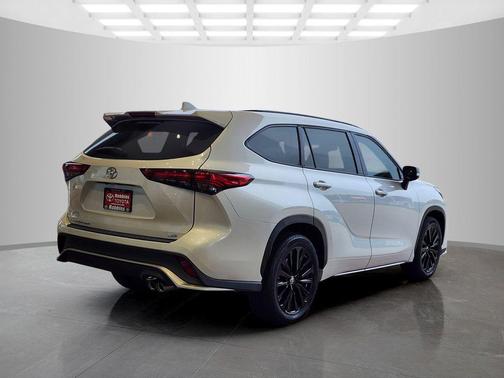 Pearl 2023 Toyota Highlander XSE