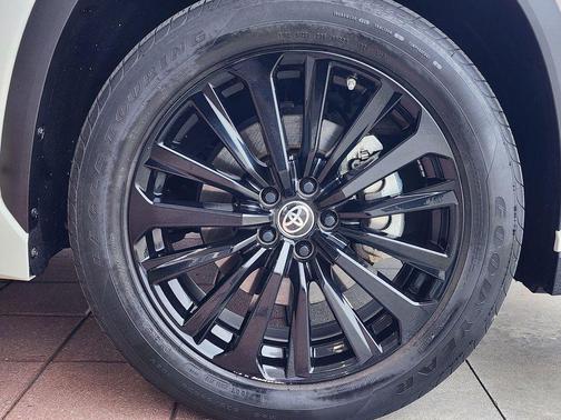Pearl 2023 Toyota Highlander XSE