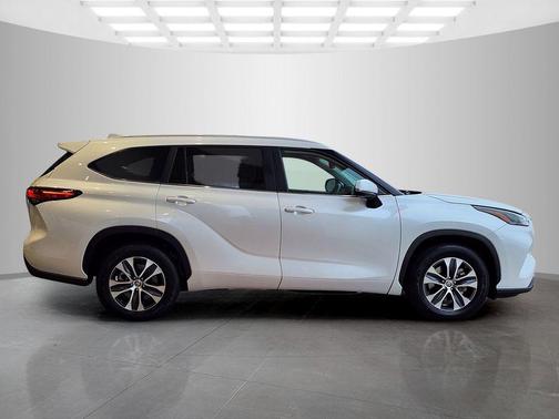 Pearl 2023 Toyota Highlander XLE