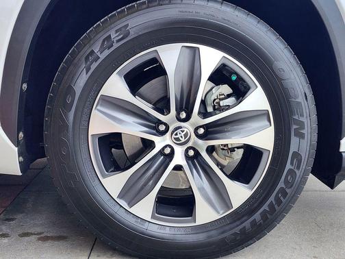 Pearl 2023 Toyota Highlander XLE