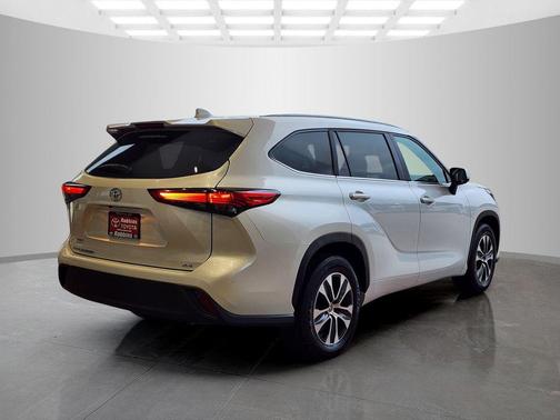 Pearl 2023 Toyota Highlander XLE