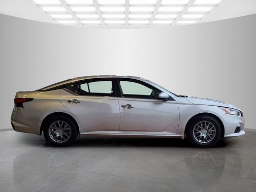 Brilliant Silver Metallic 2021 Nissan Altima S FWD