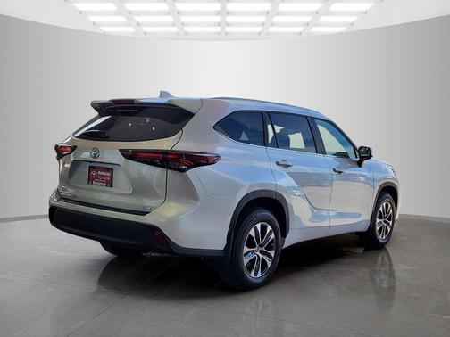 Pearl 2025 Toyota Highlander XLE