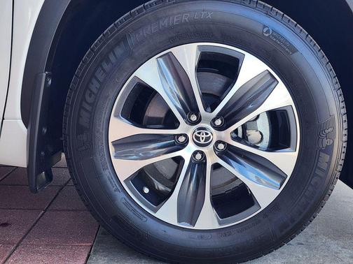 Pearl 2025 Toyota Highlander XLE