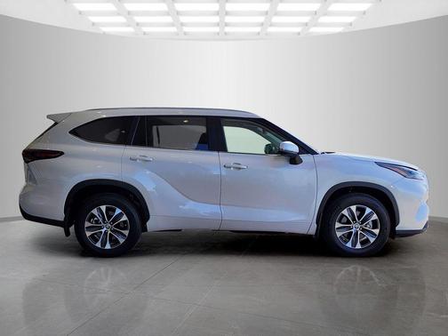 Pearl 2025 Toyota Highlander XLE