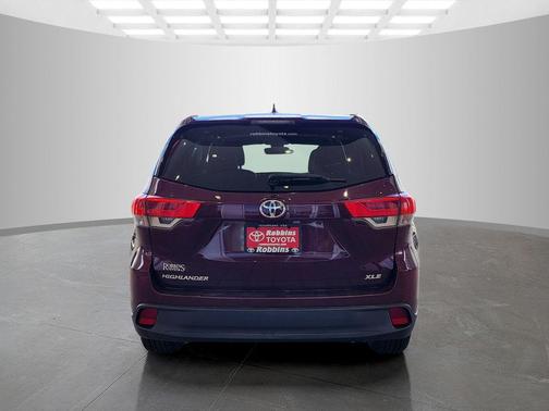 Red 2018 Toyota Highlander XLE