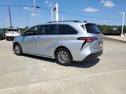 Photo 3 of 30 of 2021 Toyota Sienna XLE