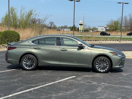 2025 Lexus ES 300h Ultra Luxury
