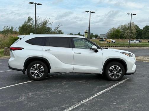 Pearl 2023 Toyota Highlander XLE