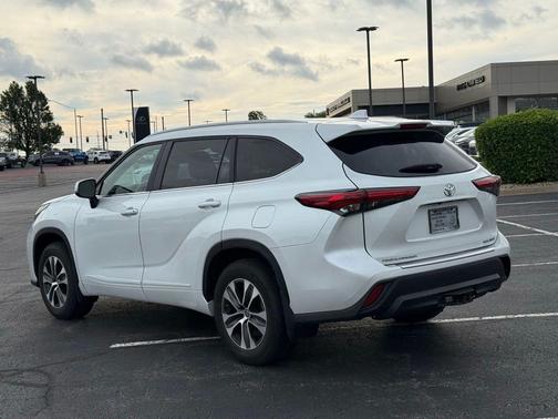 Pearl 2023 Toyota Highlander XLE