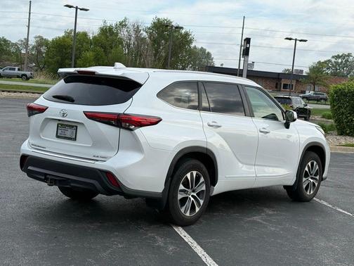 Pearl 2023 Toyota Highlander XLE