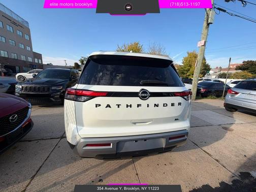Pearl White Tricoat 2023 Nissan Pathfinder SL FWD