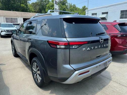 2025 Nissan Pathfinder SL 4WD