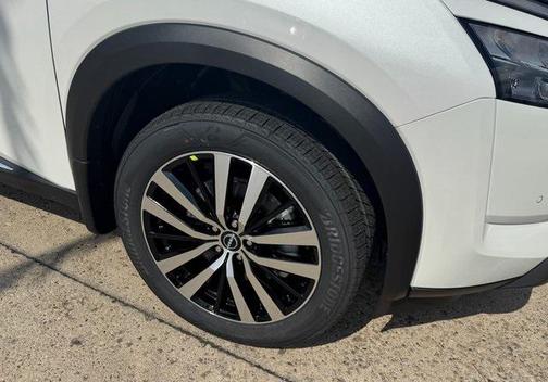 2025 Nissan Pathfinder Platinum 4WD