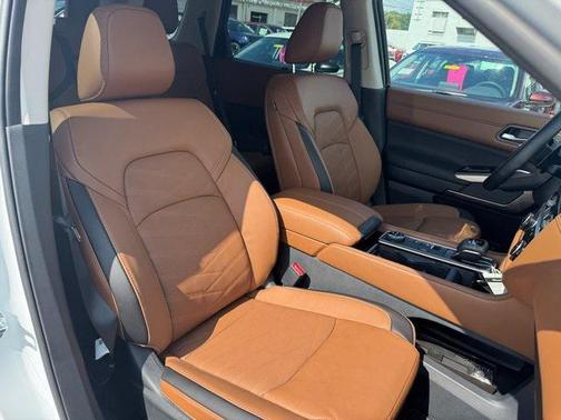 2025 Nissan Pathfinder Platinum 4WD