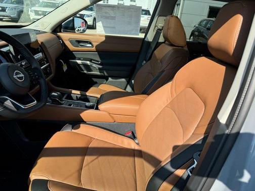 2025 Nissan Pathfinder Platinum 4WD