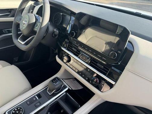 2025 Nissan Pathfinder SL 4WD