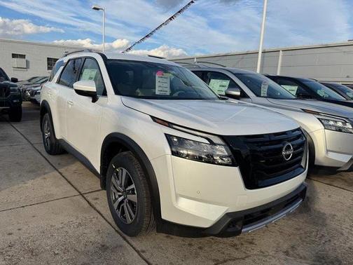2025 Nissan Pathfinder SL 4WD
