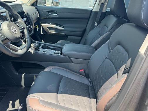 2025 Nissan Pathfinder Platinum 4WD