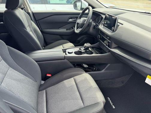 Everest White Pearl Tricoat 2026 Nissan Rogue SV