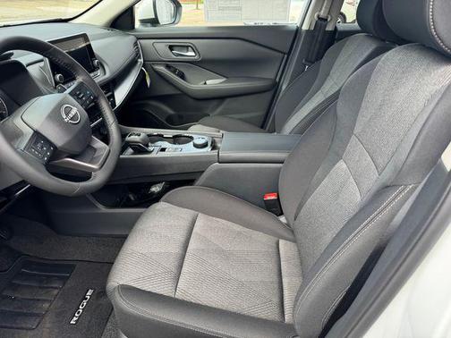 Everest White Pearl Tricoat 2026 Nissan Rogue SV