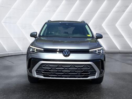 Platinum Gray Metallic 2025 Volkswagen Taos 1.5T SE