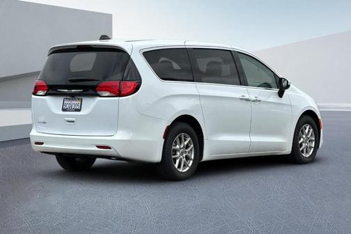 2022 Chrysler Voyager LX