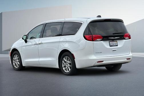 2022 Chrysler Voyager LX