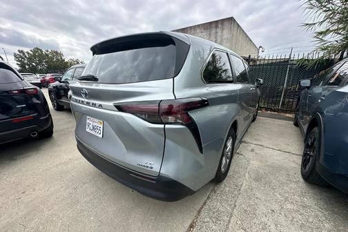 2023 Toyota Sienna LE