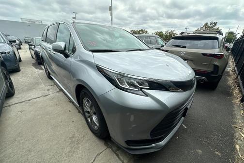 2023 Toyota Sienna LE