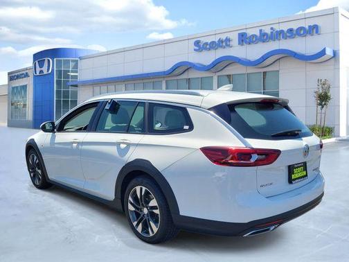 Summit White 2018 Buick Regal TourX Preferred