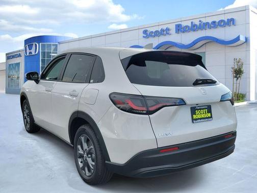 Platinum White Pearl 2026 Honda HR-V LX