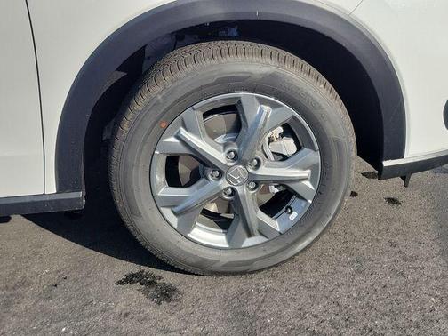 Platinum White Pearl 2026 Honda HR-V LX