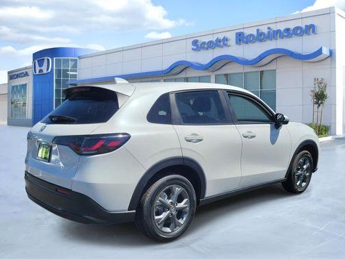 Platinum White Pearl 2026 Honda HR-V LX