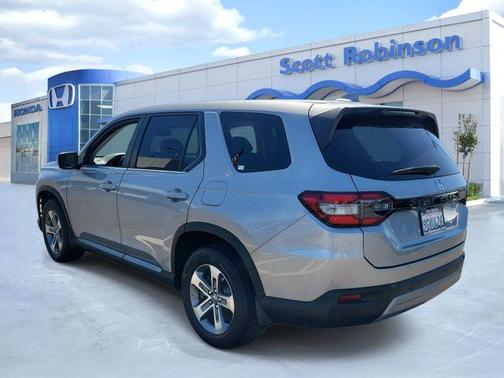 Lunar Silver Metallic 2023 Honda Pilot EX-L 7-Passenger