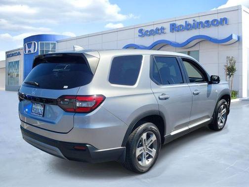 Lunar Silver Metallic 2023 Honda Pilot EX-L 7-Passenger