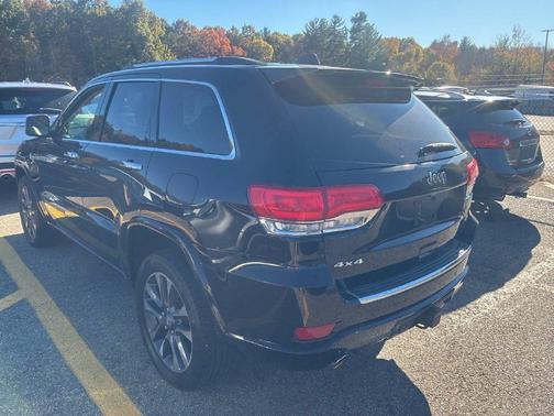 Diamond Black Crystal Pearlcoat 2017 Jeep Grand Cherokee Overland