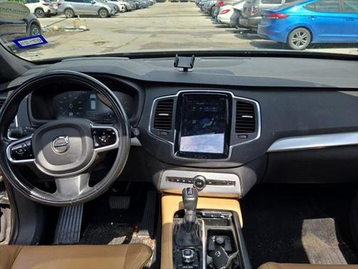2018 Volvo XC90 T6 Momentum