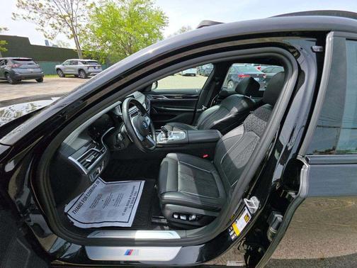 Black Sapphire Metallic 2022 BMW 740 i xDrive