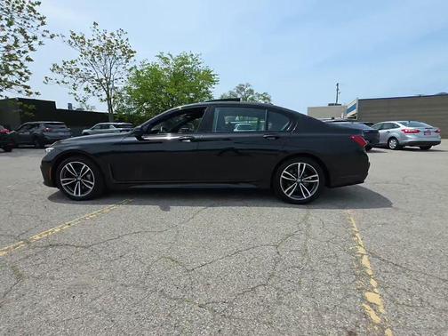 Black Sapphire Metallic 2022 BMW 740 i xDrive