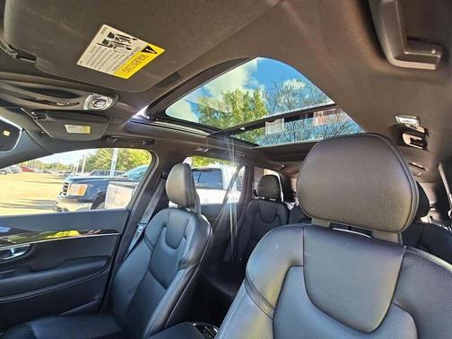 2017 Volvo XC90 T6 Momentum